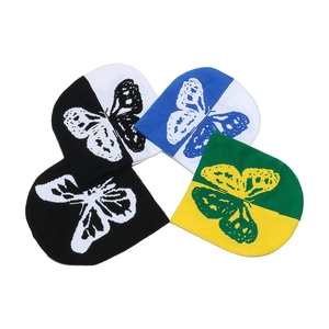 Ensemble de quatre bonnets en tricot avec motifs de papillons réalistes et variés