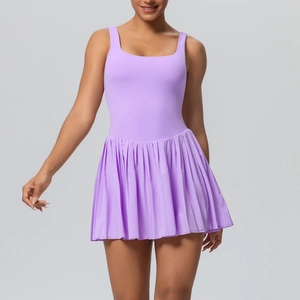 Robe de tennis plissée lilas à encolure carrée pour le sport et le fitness actif