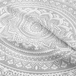 Vue détaillée de la texture et du drapé d'une tapisserie mandala bohème grise