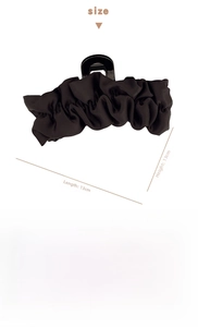 Détail d'une grande pince à cheveux noire satinée de 13 cm avec dimensions