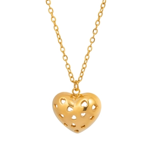 Détail d'un collier avec pendentif cœur ajouré doré et fine chaîne à maillons polis