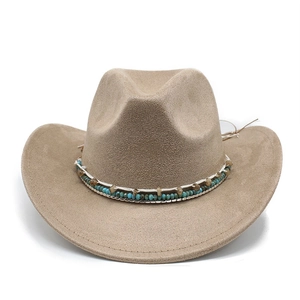 Détail d'un chapeau de cow-boy en daim avec perles turquoise ethniques et garniture