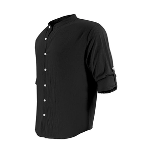 Détail d'une chemise en lin noir avec col officier et manches retroussées avec pattes
