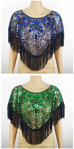 Détail de broderie de paillettes et de franges sur châle en résille bleu et vert