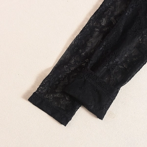 Vue détaillée du tissu en dentelle florale transparente et coutures contrastées