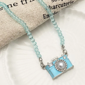 Blauwe camera hanger ketting met parel en kristallen op lichtblauwe kralenketting