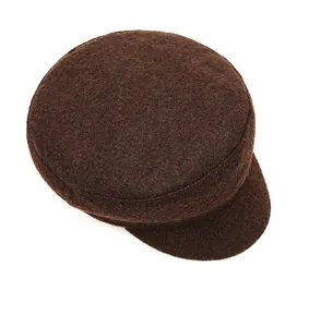 Détail de la texture en feutre de cachemire mélangé marron foncé sur une casquette plate