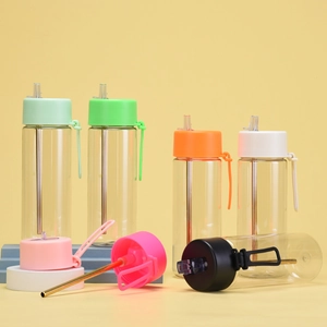 Borraccia Tritan da 740ml con cannuccia multicolore e manico in silicone portatile
