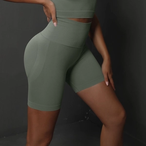 Gros plan sur le short de yoga sans couture vert sauge à taille haute avec maille aérée