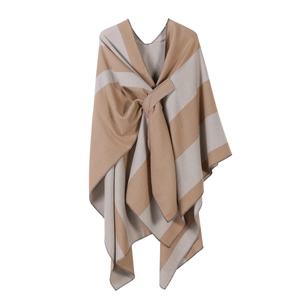Zweiseitig gestreiftes Cape-Schoß in Kamel und Grau mit hochwertigem Strickmuster