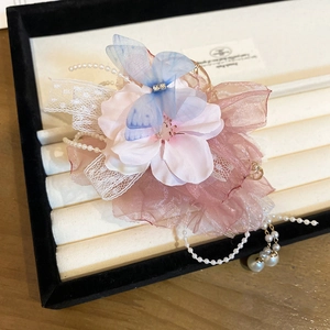 Rosa Haarklammer aus Tüll mit blauem Schmetterling und Perlen für elegante Frisuren