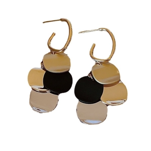 Boucles d'oreilles dorées à franges avec sequins noirs au design géométrique moderne