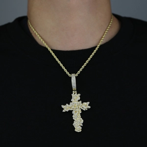 Détail du pendentif croix dorée serti de zircons avec chaîne torsadée pour hommes