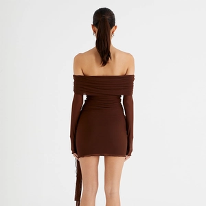 Détail d'une robe moulante marron foncé à épaules dénudées avec fronces et manches longues