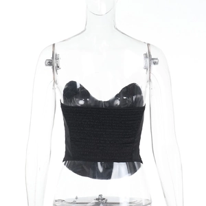 Détail du haut bandeau en satin noir avec un design froncé élastique au dos