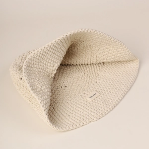 Chapeau de soleil fait main en coton 100% blanc crème avec une texture crochetée