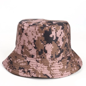 Détail du chapeau bob camouflage rose avec coutures renforcées sur le bord large