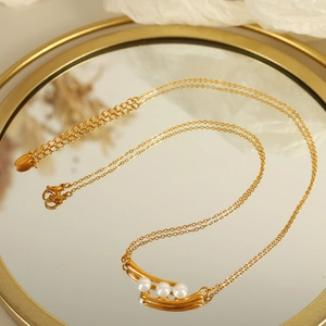Élégant collier de perles en cosse de pois doré pour femme avec trois perles et chaîne réglable
