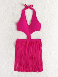 Détail du maillot de bain rose fuchsia ajouré avec de longues franges et licou noué
