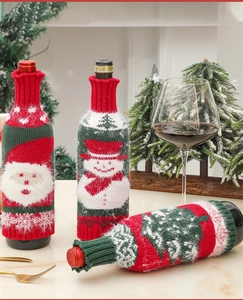 Dettaglio copribottiglie di vino lavorati a maglia Babbo Natale e Pupazzo di neve