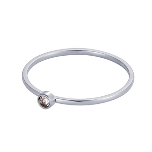 Bague torsadée argentée minimaliste avec oxyde de zirconium rond et finition polie