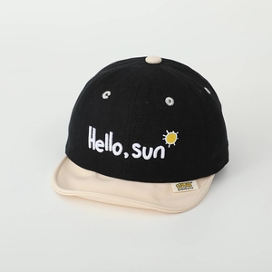 Détail de la broderie Hello Sun et motif soleil sur la casquette pour bébé