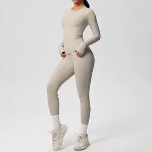 Dettaglio completo del set yoga beige con maniche lunghe, fori per i pollici e vita alta
