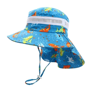 Détail du chapeau de soleil bleu à motif requin avec mesh et protège-nuque réglable