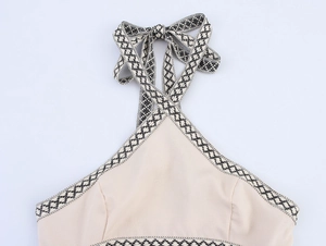 Dettaglio dell'abito boho a lupetto con spalline intrecciate geometriche bianco e nero