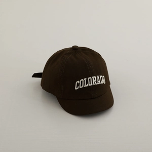 Detailansicht der dunkelbraunen Kinder-Baseballkappe mit weißem Colorado-Stickerei