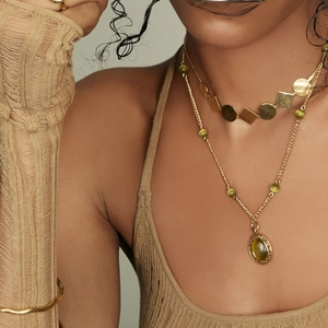 Collana a strati vintage Y2K dorata con ciondolo in pietra oliva e ciondoli geometrici