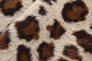 Makroaufnahme der hochwertigen Leoparden-Webpelz-Textur mit weichen braunen Fasern