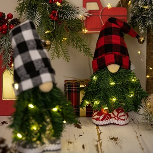 Bambola di peluche gnomo di Natale con barba di pino e luci LED decorazione.
