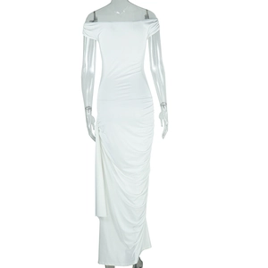 Dettaglio dell'elegante arricciatura laterale e del drappeggio su un abito lungo bianco a barchetta