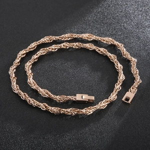 Vue détaillée de la chaîne torsadée 6mm en or rose avec fermoir à clip sécurisé