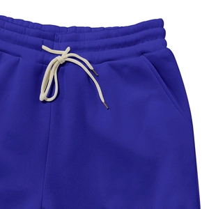 Détail du pantalon de jogging en polaire bleu roi avec cordon et texture du tissu maille