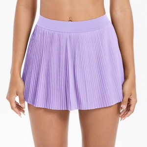 Détail de la jupe de tennis plissée taille haute en violet lavande avec taille élastique