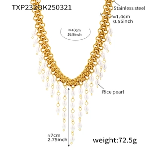Dimensions détaillées du collier en acier doré avec des glands en perles de riz
