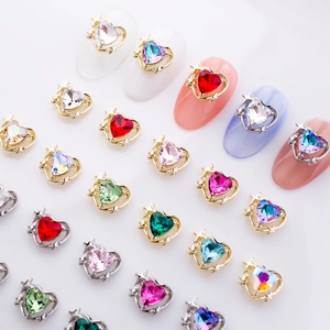 Charm's pour ongles en alliage cœur et étoile avec cristaux colorés sur fond blanc