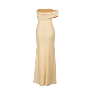 Détail arrière d'une robe en satin champagne montrant la coupe ajustée et la fente haute