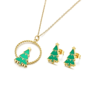 Goldenes Weihnachtsbaum Schmuckset mit grünem Emaille-Anhänger und Ohrringen auf weißem Grund