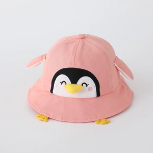Détail du chapeau de soleil pingouin rose avec ailes 3D et pattes de canard jaunes