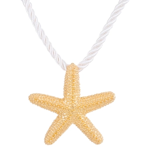 Dettaglio del pendente a stella marina dorata con texture e collana a corda bianca