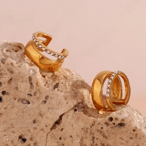 Détail de boucles d'oreilles C en plaqué or 18K avec zircons blancs micro-pave