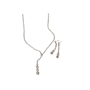 Parure géométrique argentée avec collier et boucles d'oreilles pendantes en strass