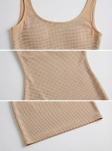 Détail macro des strass et du tissu en maille d'une mini-robe moulante marron clair