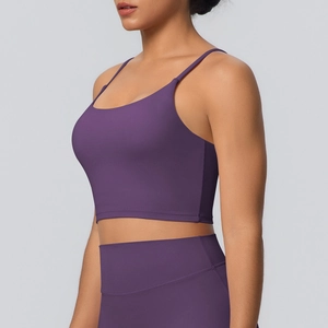Détail du soutien-gorge de yoga violet montrant les coutures et le tissu mat élastique