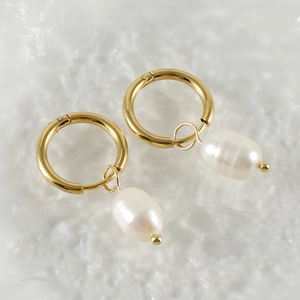 Boucles d'oreilles créoles dorées 18K en acier inoxydable avec perles baroques blanches