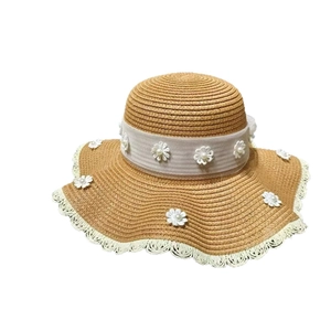 Sommer Strohhut mit weißer Spitze, Blumenperlen und Wellenrand für den Strandurlaub