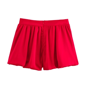 Vue détaillée du short en satin rouge avec plis et fermeture éclair invisible au dos